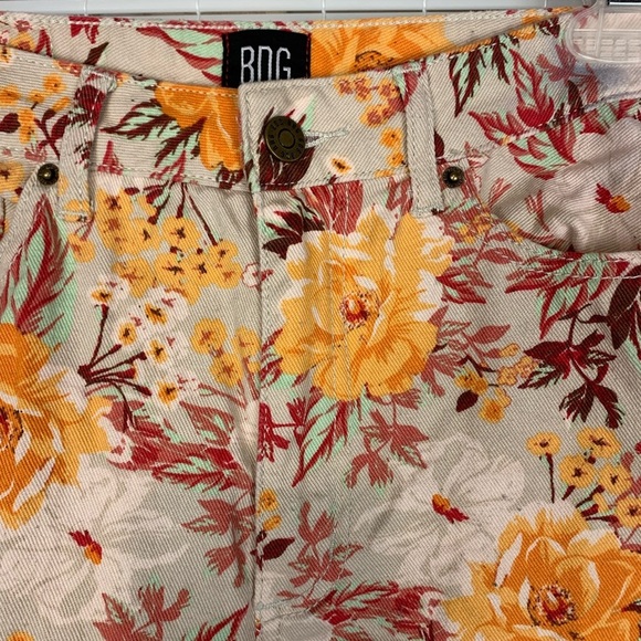 BDG tan Floral Print Mom High Rise baggy tapered jeans Size 26 - Picture 5 of 8